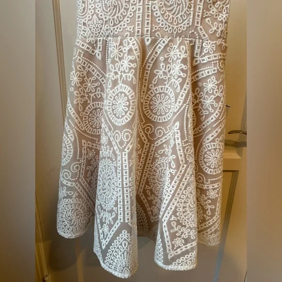 NWT WINDSOR Unique White and Nude Lace Dress, Women’s Size S - Picture 2 of 9